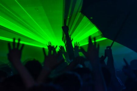 party lights music night club nightclub fun laser hands up 909038 1024x683 1 Τεχνητή νοημοσύνη έκλεψε τη δουλειά του DJ