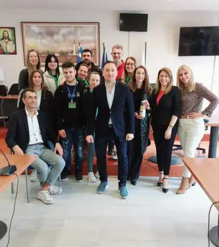 Dw72a27LXiptvyM4eV4Gy2trg7jnz9rms8npGc9O Η ομάδα των ΕΠΑΣ Μαθητείας Αλεξανδρούπολης και Ξάνθης στον δήμαρχο Αλεξανδρούπολης για το "ΡΕΒΥΔΩΡ"