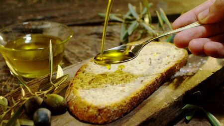 126753 119903oliveoilbread1280 Πολλές απάτες και ψεύτικες σημάνσεις στην Ε.Ε. για έξτρα παρθένο ελαιόλαδο