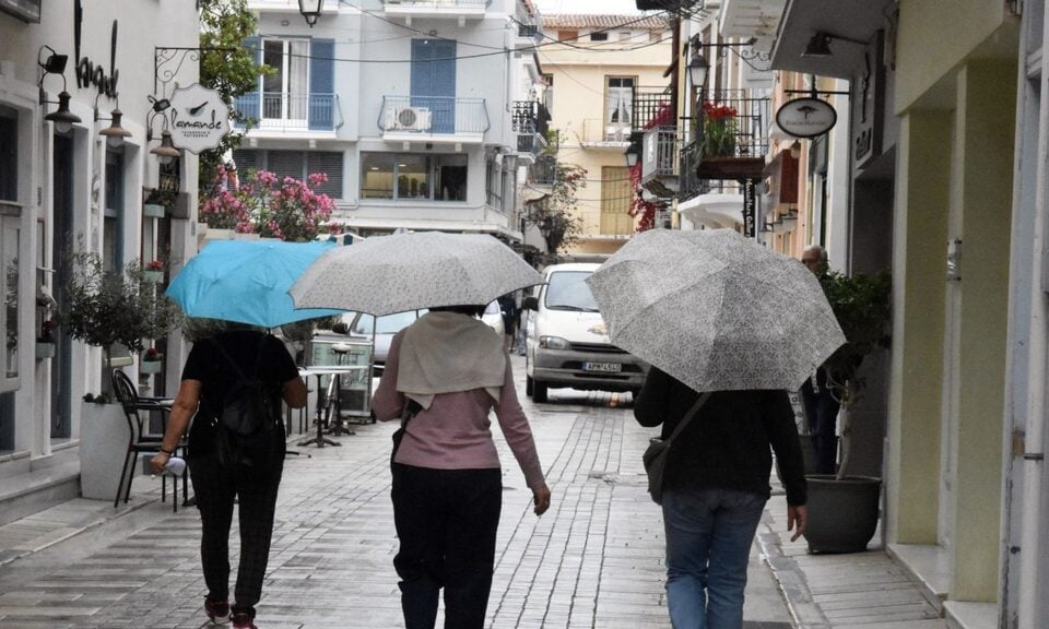 3884177 Μικρή πτώση της θερμοκρασίας με τοπικές βροχές και καταιγίδες