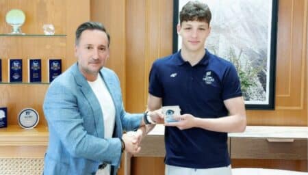IMG 20240717 140952 Ο 16χρονοςΠρωταθλητής Ευρώπης Ευάγγελος Εφραίμ Ντούμας, στον δήμαρχο Αλεξανδρούπολης λίγο πριν την αναχώρησή του για τους Ολυμπιακούς Αγώνες στο Παρίσι.