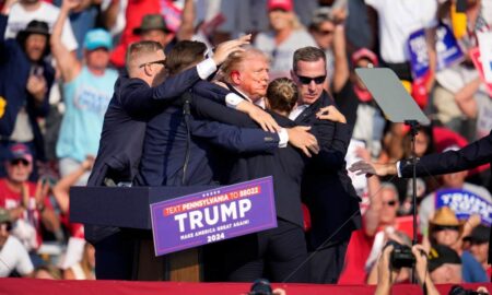 IPA Apope 1566530 ac83e2af trump1 Σοκαρισμένη η παγκόσμια κοινότητα απο την απόπειρα δολοφονίας του Τράμπ.