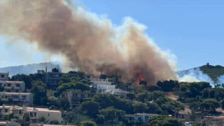 fire lavrio m Μεγάλη επιχείρηση κατάσβεσης πυρκαγιάς στο Λαύριο- Δεν υπάρχει ενεργό μέτωπο