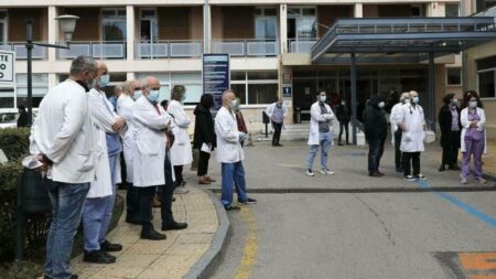 giatroi Αντιδρούν οι γιατροί στην επίταξη- Απέχουν από την συνταγογράφηση.
