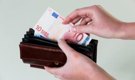misthos 1 Η θέση του κατώτατου μισθού της Ελλάδας στην ΕΕ - Η σύγκριση με την Βουλγαρία