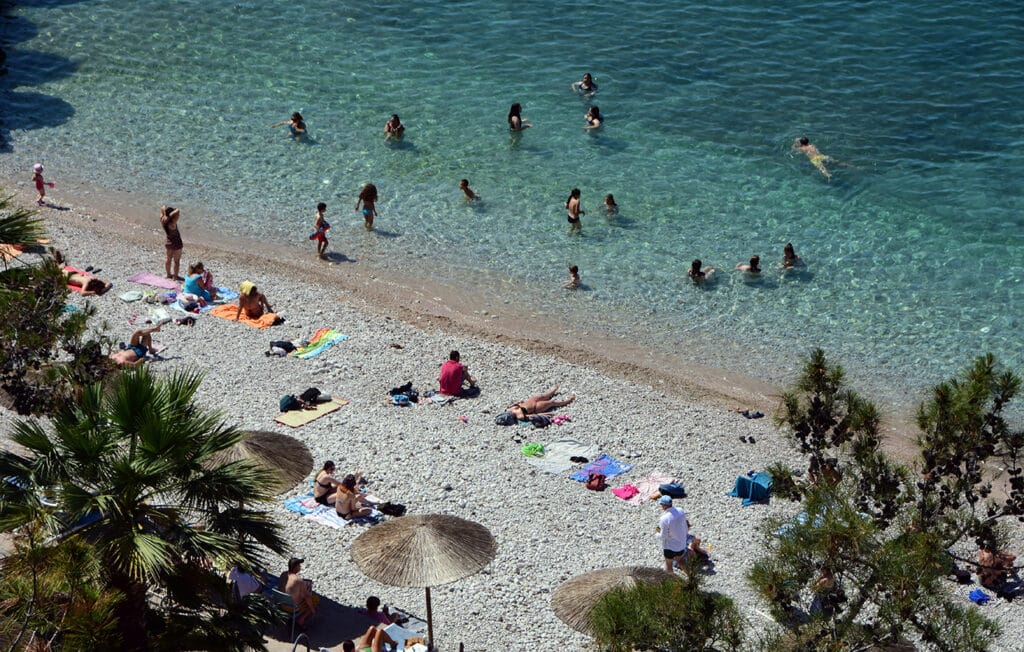 paralia zesti1 Ακατάλληλες παραλίες στην Αττική - τι έδειξαν μετρήσεις του ΠΑΚΟΕ