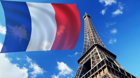 paris france flag 1 1 Νίκη της Αριστερής συμμαχίας Νέο Λαϊκό Μέτωπο (NFP) με επικεφαλής τον Μελανσόν στη Γαλλία. Η Λεπέν στην 3η θέση.