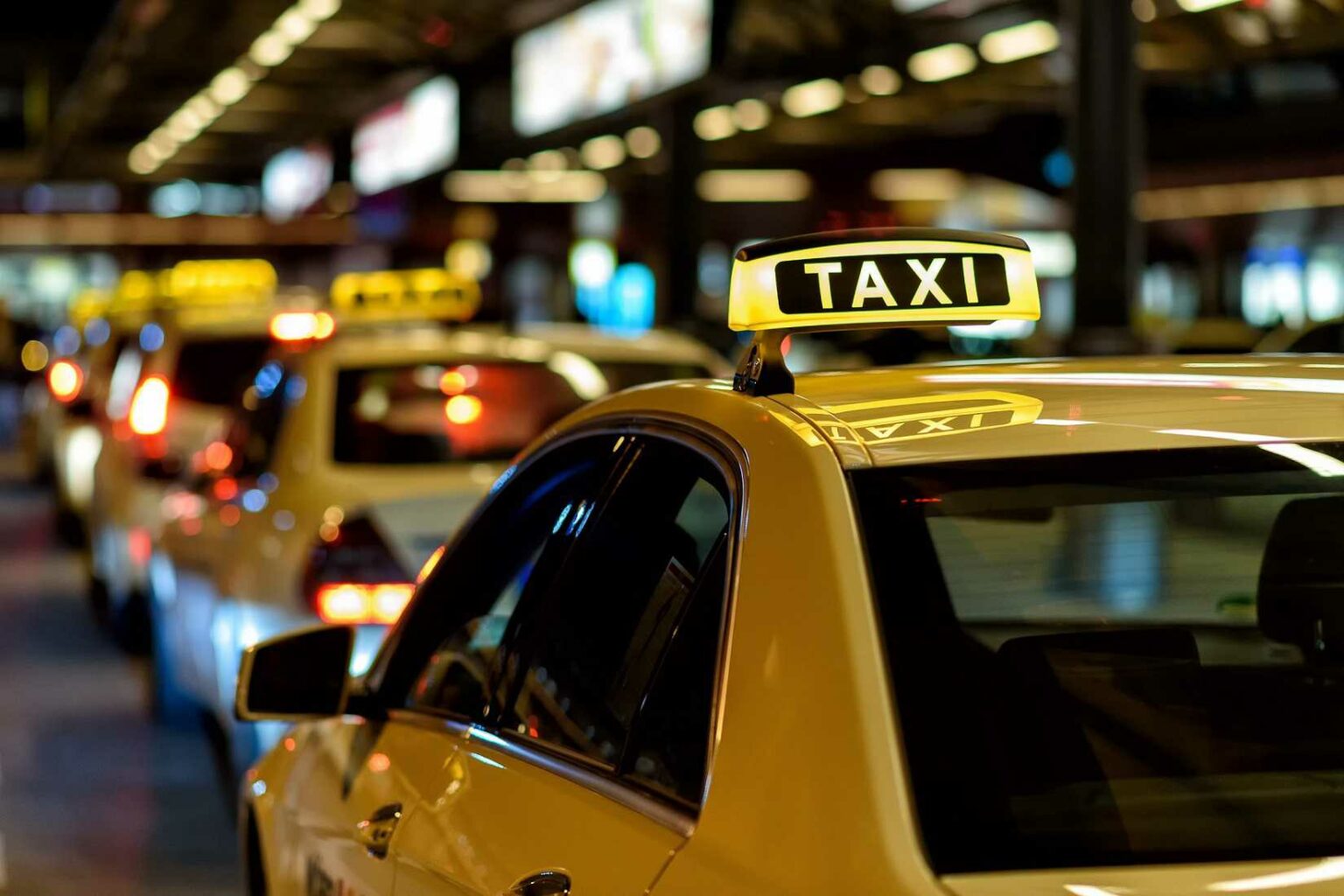 slider taxi scaled 1 Υποχρεωτικά τα POS στα TAXI. Οι πελάτες δεν υποχρεούνται να πληρώσουν με μετρητά