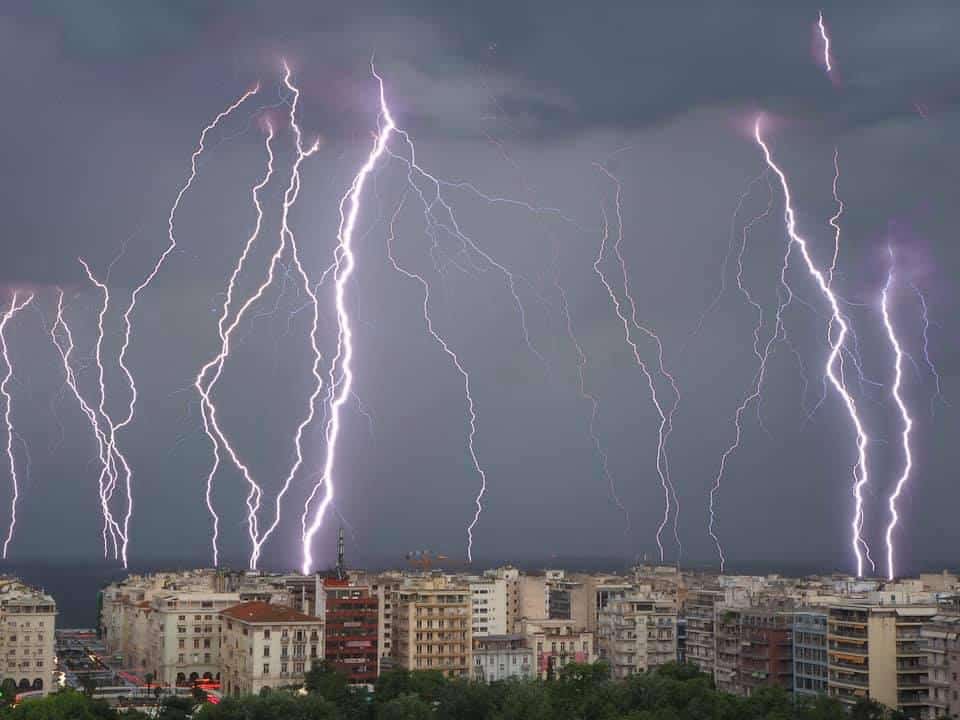 κεραυνοί Φωτιές σε Άνοιξη, Μαραθώνα και Χαλάνδρι λόγω των κεραυνών - Κινητοποίηση της Πυροσβεστικής