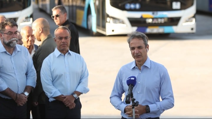 mitsotakis leoforeia 1 1 Σε 27 Δήμους δρομολογούνται τα νέα λεωφορεία