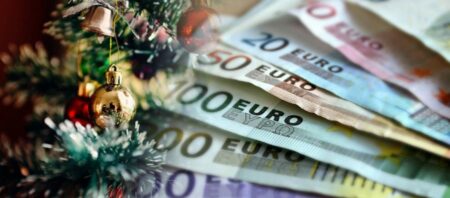 CHRISTMAS MONEY 1 Έρχονται Χριστουγεννιάτικα επιδόματα για εκατομμύρια ωφελούμενους