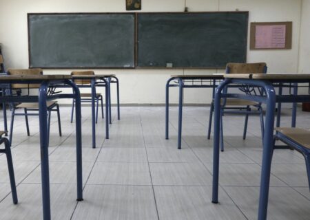 SXOLEIA Κλείνουν 1.000 τμήματα στα σχολεία της χώρας - Αντιδράσεις ΟΛΜΕ και γονέων για τις συγχωνεύσεις