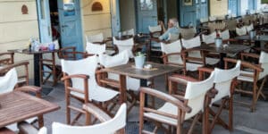 katastimata kafe Αυστηρότερο το πλαίσιο για την αυθαίρετη χρήση τραπεζοκαθισμάτων στους Δήμους.