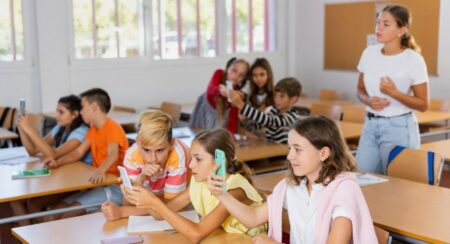 kinita smartphones sxoleio Kids wallet: Περιορισμός στη χρήση του Ιντερνετ στα παιδιά λέει η Σοφία Ζαχαράκη.