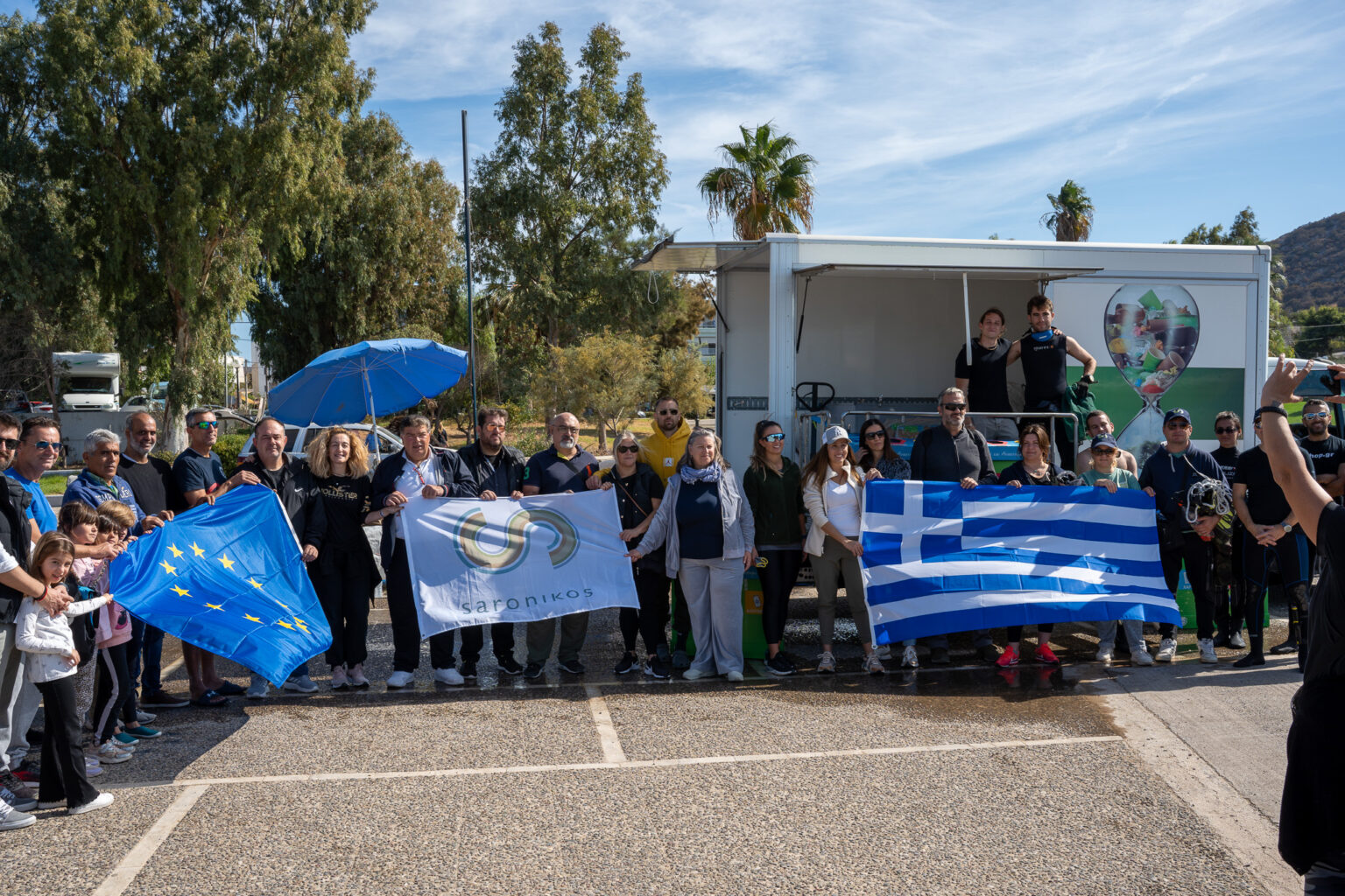 δράση καθαρισμού2 Εθελοντές σε δράση για τον καθαρισμό του Δήμου Σαρωνικού