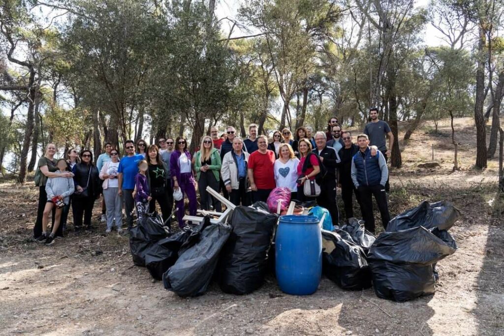 1000033449 Ο δήμαρχος Παλλήνης Χρήστος Αηδόνης δείχνει τον δρόμο για τον εθελοντισμό.