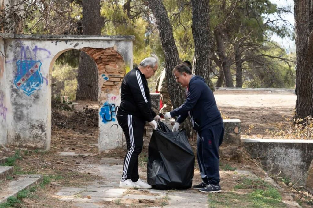 1000033450 Ο δήμαρχος Παλλήνης Χρήστος Αηδόνης δείχνει τον δρόμο για τον εθελοντισμό.