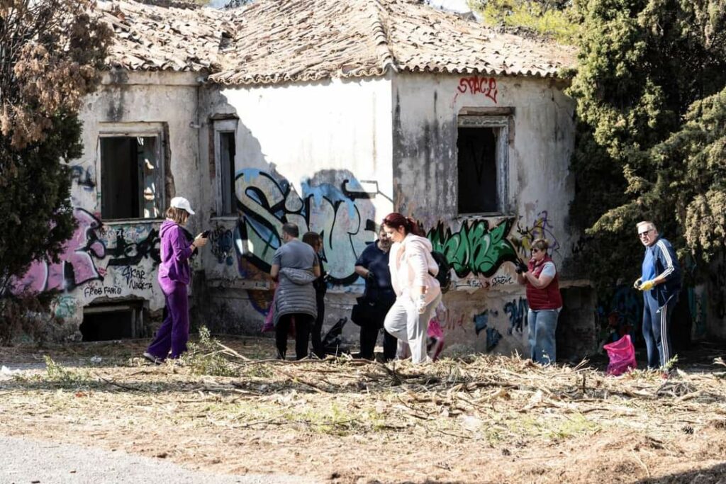 1000033452 Ο δήμαρχος Παλλήνης Χρήστος Αηδόνης δείχνει τον δρόμο για τον εθελοντισμό.