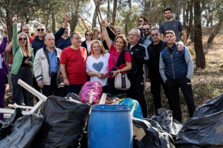 1000033454 Ο Δήμαρχος Παλλήνης Χρήστος Αηδόνης δείχνει τον δρόμο για τον εθελοντισμό.