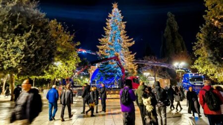 christmas athens Η Αθήνα στολίζεται και ανάβει το Χριστουγεννιάτικο δέντρο στο Σύνταγμα σήμερα Πέμπτη στις 6