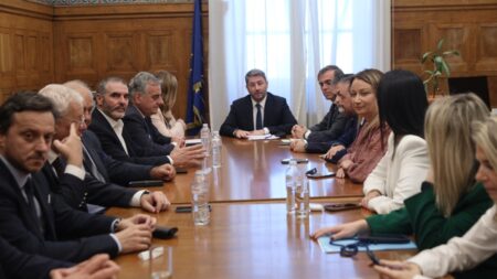 pasok ko Θρίλερ με την Έδρα του ΣΥΡΙΖΑ: Ανατροπή για την Αξιωματική Αντιπολίτευση