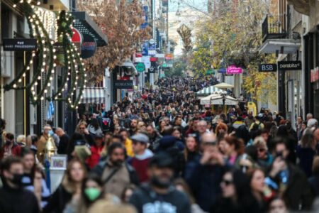 ermou 696x464 1 Εορταστικό ωράριο 2025: Ποιες μέρες είναι ανοιχτά τα καταστήματα