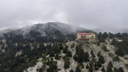 parnitha Χιονίζει στην Πάρνηθα - Τσουχτερό κρύο με ένα ουράνιο τόξο στον ουρανό των βορείων προαστίων