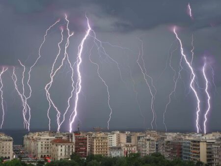 κεραυνοί ΕΜΥ: Βροχές, καταιγίδες, κεραυνοί θα συνεχίσουν να «σαρώνουν» τη χώρα