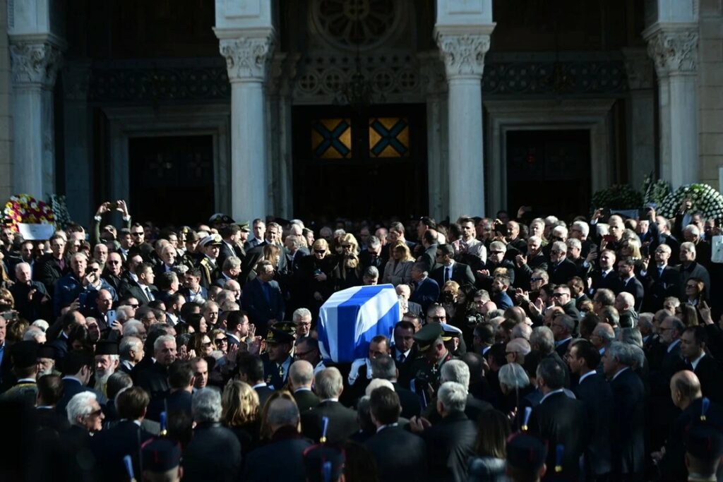 173642581690237050132676770443 Το ύστατο χαίρε στον Κώστα Σημίτη: Σε εξέλιξη η πομπή προς το Α' Νεκροταφείο