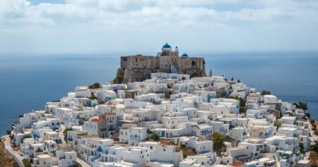 ASTYPALAIA Ο Δήμος Αθηναίων στο πλευρό των σεισμόπληκτων - Δωρεάν στέγαση για 200 οικογένειες σε συνεργασία με την Airbnb.org