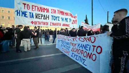 tempi syntagma Μετά το συλλαλητήριο των φοιτητών - μαθητών, νέο συλλαλητήριο αυτή την ώρα από εργατικά κέντρα, ομοσπονδίες και συνδικάτα,για τα Τέμπη στο Σύνταγμα