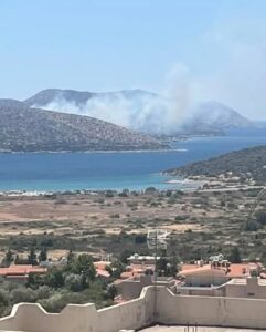 FOTIA THYMARI Πυρκαγιά στο Θυμάρι στην περιοχή της Παλαιάς Φώκαιας: Απεγκλωβισμοί κατοίκων - Ενισχύονται οι πυροσβεστικές δυνάμεις