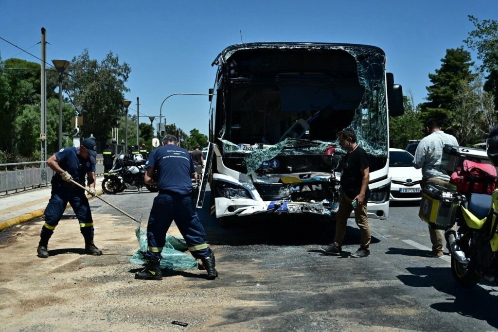 17516234240068236174425293863741 32 τραυματίες από σύγκρουση δύο λεωφορείων στη Βούλα