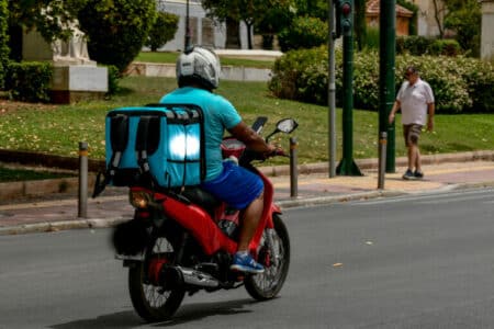 delivery Έκτακτα μέτρα αύριο για τους εργαζόμενους στον ιδιωτικό τομέα λόγω καύσωνα