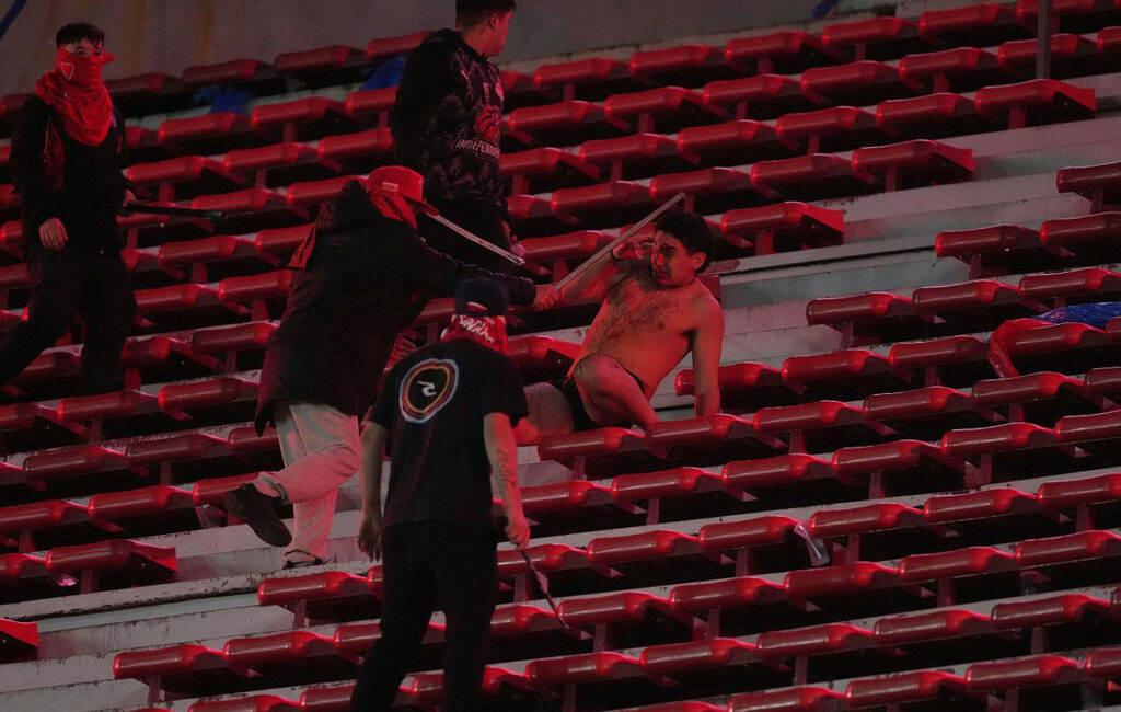 Βία και αναταραχή σε ποδοσφαιρικό αγώνα στην Αργεντινή – Τρεις νεκροί και 300 συλλήψεις