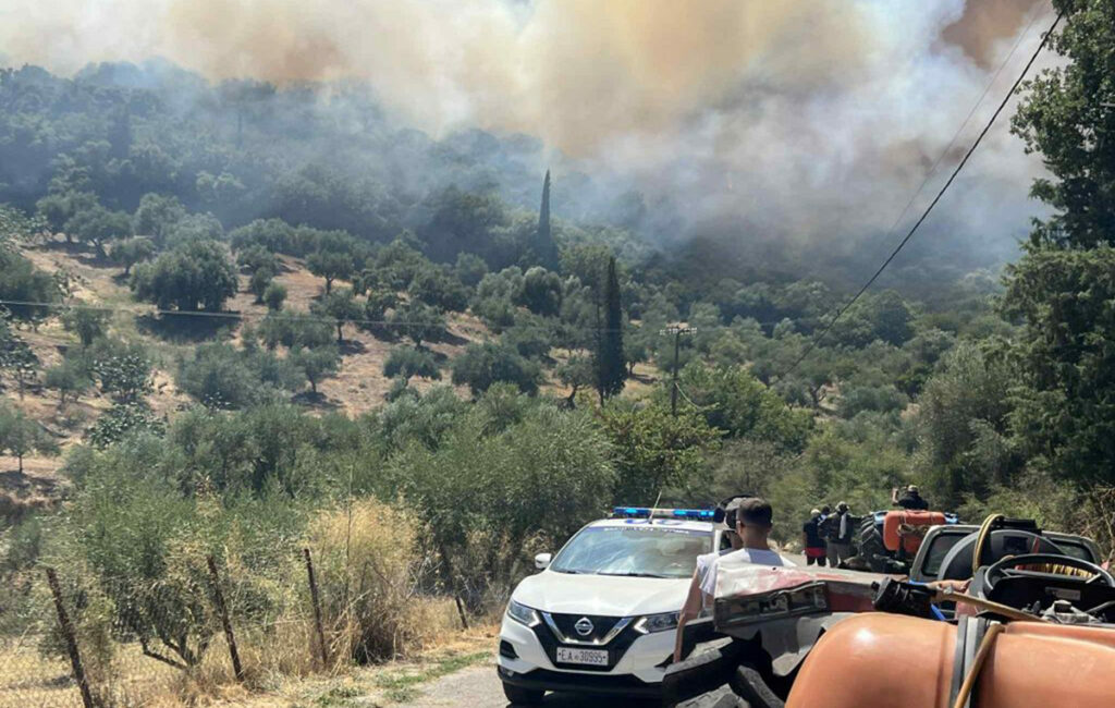 Φωτιά στα Δερβενοχώρια: Σημαντική κινητοποίηση πυροσβεστικών δυνάμεων