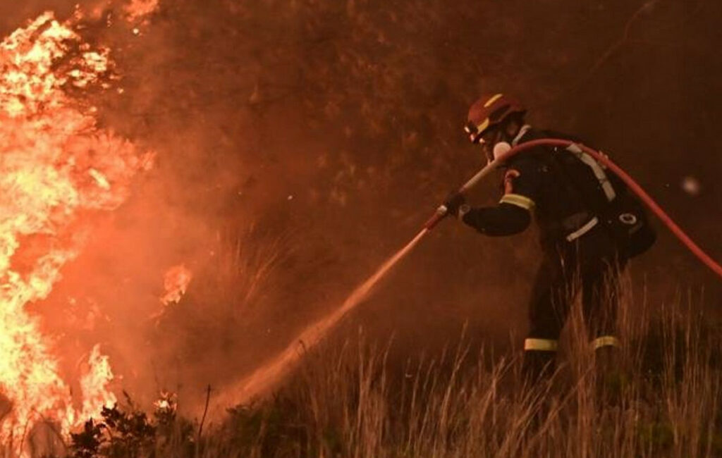 Ενίσχυση δυνάμεων πυρόσβεσης στη φωτιά στο Μακροχώρι Καστοριάς