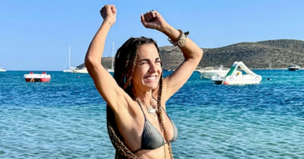Η Μαρία Σολωμού απολαμβάνει τις διακοπές της στην Αντίπαρο