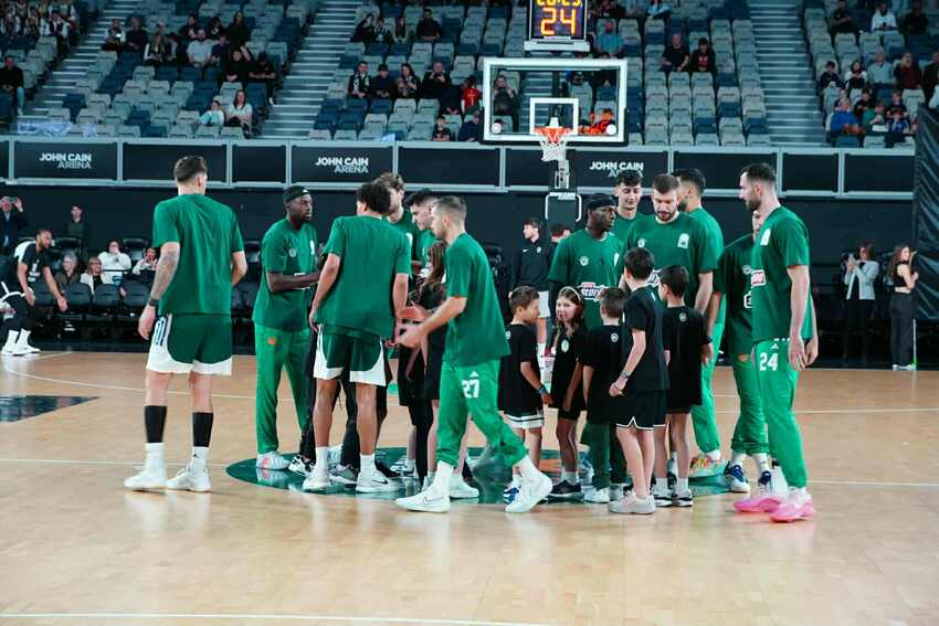 Είσοδος του Παναθηναϊκού με δώδεκα Ελληνόπουλα στη Μελβούρνη