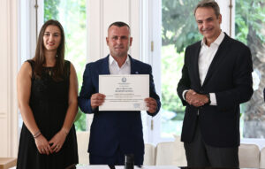 Πολιτογράφηση του ήρωα του Αράχθου από τον Κυριάκο Μητσοτάκη