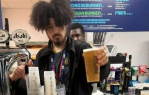 Απολύθηκε υπάλληλος της Μάντσεστερ Σίτι για φανέλα Γιουνάιτεντ