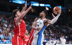 EuroBasket 2025: Αντετοκούνμπο και Σενγκούν δεν αντάλλαξαν χειραψία στην απονομή