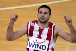 Κλέιζα: «Αγαπάω τον Ολυμπιακό» στους Έλληνες δημοσιογράφους