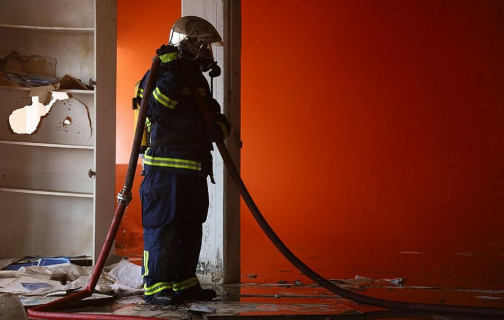 Αιγάλεω: Πυρκαγιά σε πολυκατοικία - Απεγκλωβισμός τριών ατόμων από την ταράτσα