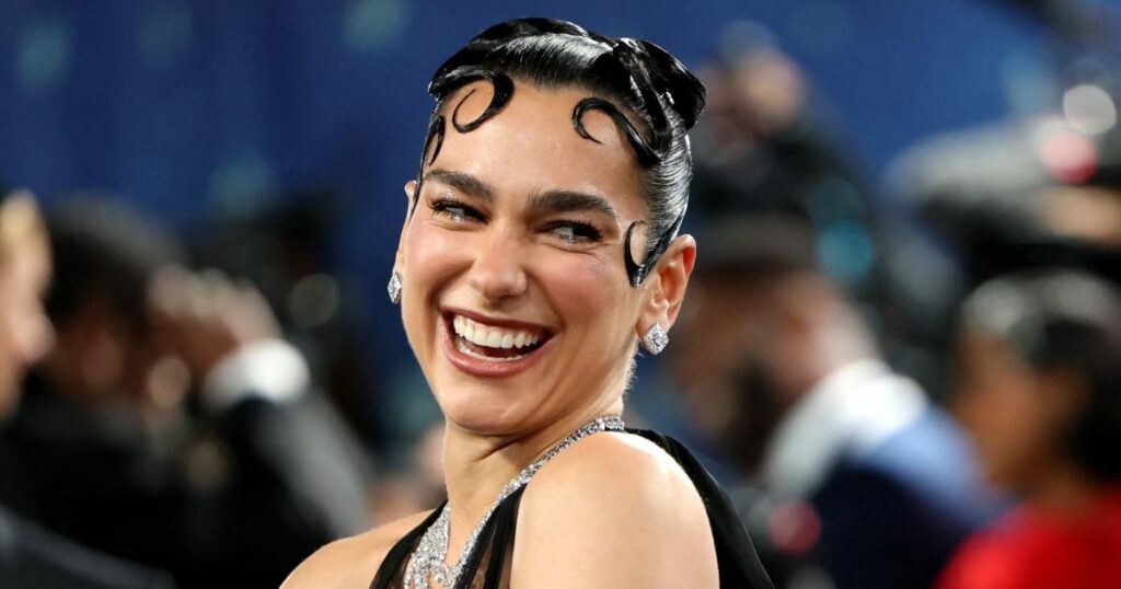 Διαψεύδει η Dua Lipa την απόλυση του μάνατζέρ της λόγω Παλαιστίνης