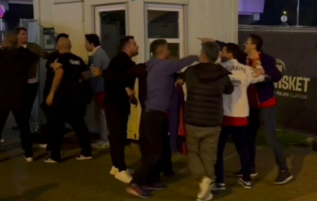 Επεισόδια μεταξύ Ελλήνων και Τούρκων φιλάθλων μετά τον ημιτελικό του EuroBasket 2025 2 Επεισόδια μεταξύ Ελλήνων και Τούρκων φιλάθλων μετά τον ημιτελικό του EuroBasket 2025