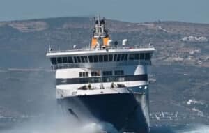 Εντυπωσιακή μάχη του Blue Star Naxos με τα κύματα