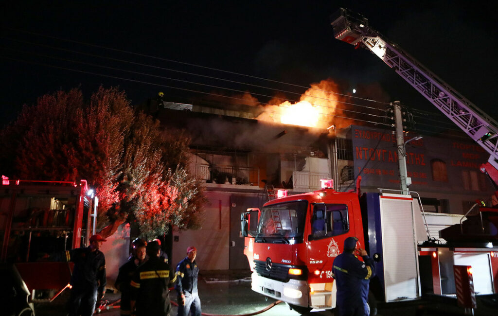 Πυρκαγιά σε επιχείρηση στο Περιστέρι: Συνεχίζεται η κατάσβεση