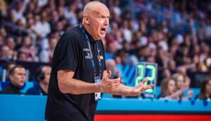 Κουρτινάιτις: Αγνοεί τους Έλληνες δημοσιογράφους κατά την προπόνηση