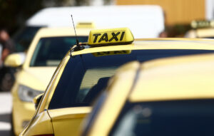 Επεισόδιο βίας σε πιάτσα ταξί: Οδηγός απείλησε συνάδελφό του με μαχαίρι